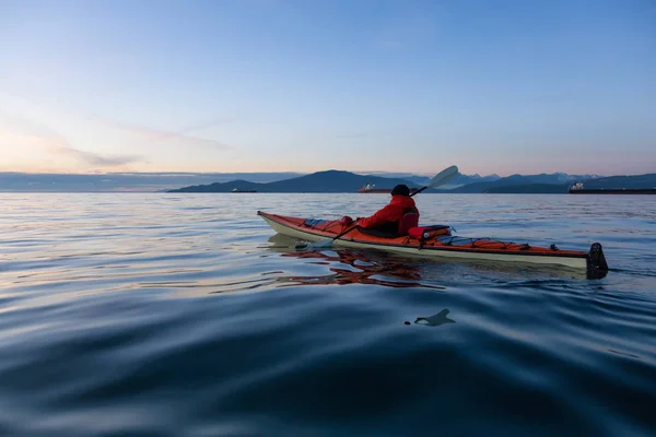 Adventure Man Sea Kayak Kayak Durante Una Vibrante Colorida Puesta — Foto de Stock