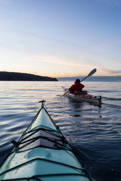 Adventure Man Sea Kayak Kajakken Tijdens Een Levendige Kleurrijke Zonsondergang — Stockfoto