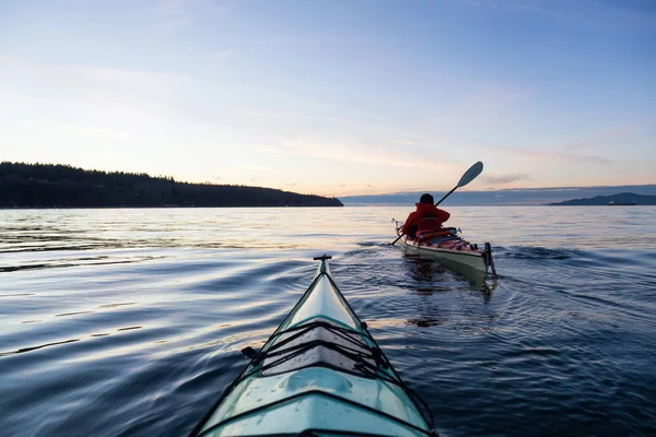 Adventure Man Sea Kayak Kajakken Tijdens Een Levendige Kleurrijke Zonsondergang — Stockfoto