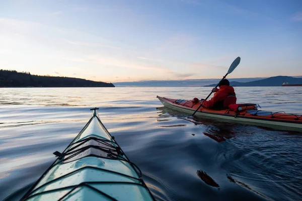 Adventure Man Sea Kayak Kajakken Tijdens Een Levendige Kleurrijke Zonsondergang — Stockfoto