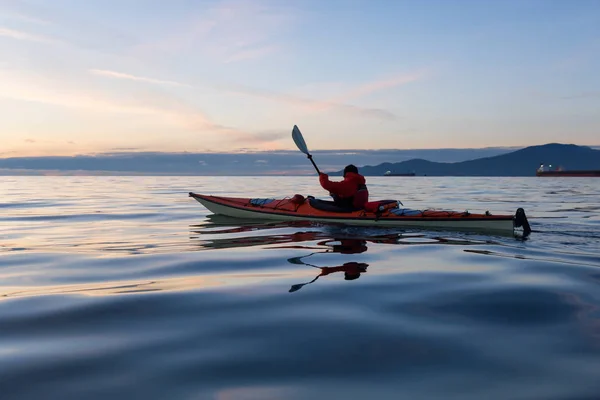 Adventure Man Sea Kayak Está Caiaque Durante Pôr Sol Inverno — Fotografia de Stock