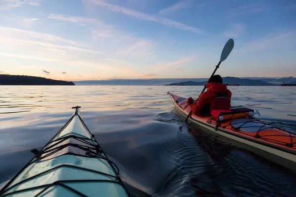 Adventure Man Sea Kayak Egy Élénk Színes Téli Naplementében Kajakozik — Stock Fotó