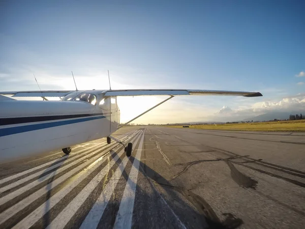 Pequeño Avión Despegando Pista Durante Una Vibrante Puesta Sol Tomado — Foto de Stock