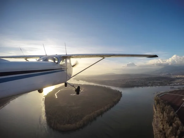 一架小型飞机飞越郊区 在一个充满活力的日落 靠近皮特草甸 温哥华 不列颠哥伦比亚省 加拿大 — 图库照片