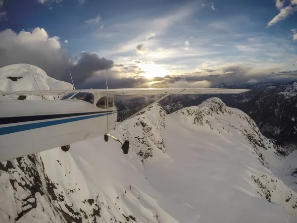 Piccolo Aeroplano Che Sorvola Paesaggio Montano Canadese Durante Tramonto Vibrante — Foto Stock