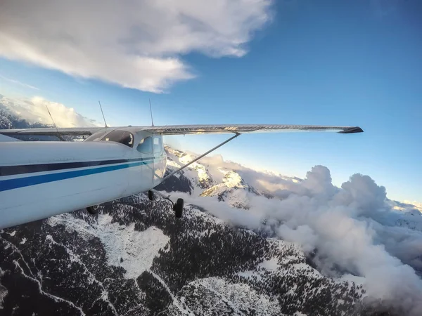 Pequeño Avión Volando Sobre Paisaje Montaña Canadiense Durante Una Vibrante —  Fotos de Stock