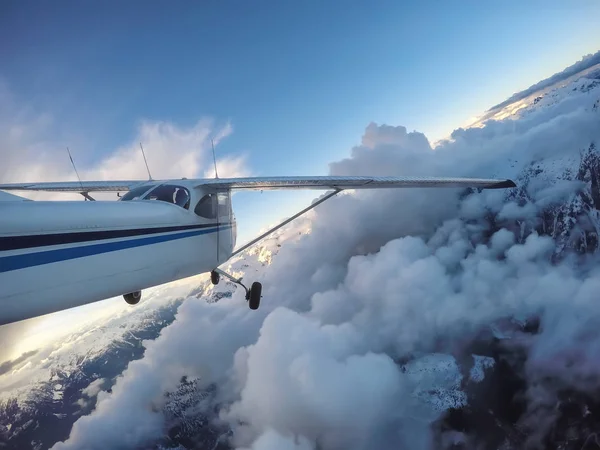 Pequeño Avión Volando Sobre Paisaje Montaña Canadiense Durante Una Vibrante — Foto de Stock