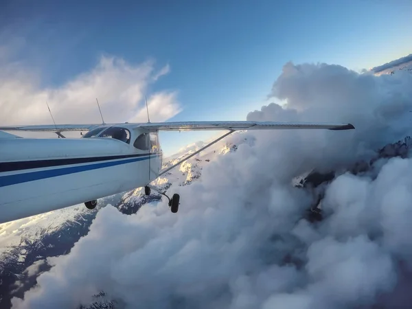 Pequeño Avión Volando Sobre Paisaje Montaña Canadiense Durante Una Vibrante — Foto de Stock