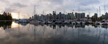 Yelkenli tekneler canlı gün doğumu sırasında bir Marina. Stanley Parkı içinde ele alındığında, kömür Limanı, Downtown Vancouver, Bc, Kanada.