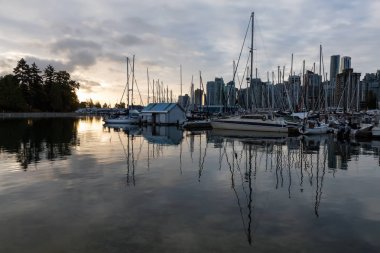 Yelkenli tekneler canlı gün doğumu sırasında bir Marina. Stanley Parkı içinde ele alındığında, kömür Limanı, Downtown Vancouver, Bc, Kanada.