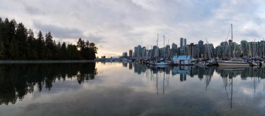 Yelkenli tekneler canlı gün doğumu sırasında bir Marina. Stanley Parkı içinde ele alındığında, kömür Limanı, Downtown Vancouver, Bc, Kanada.