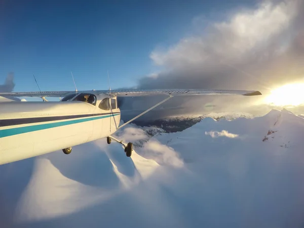 Pequeno Avião Voando Sobre Paisagem Montanhosa Canadense Durante Pôr Sol — Fotografia de Stock