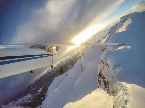 Klein Vliegtuig Vliegen Het Canadese Berglandschap Tijdens Een Levendige Zonsondergang — Stockfoto
