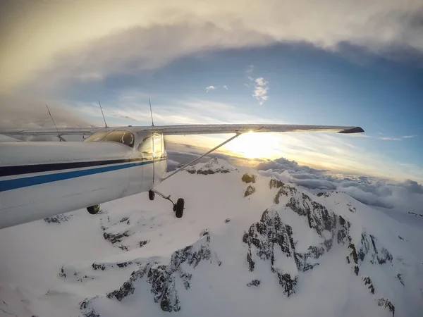 Pequeño Avión Volando Sobre Paisaje Montaña Canadiense Durante Una Vibrante —  Fotos de Stock