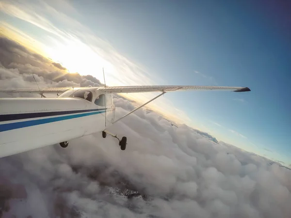 Pequeño Avión Volando Sobre Paisaje Montaña Canadiense Durante Una Vibrante — Foto de Stock