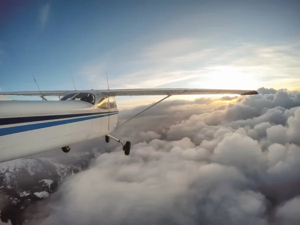 Pequeño Avión Volando Sobre Paisaje Montaña Canadiense Durante Una Vibrante — Foto de Stock