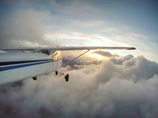 Pequeno Avião Voando Sobre Paisagem Montanhosa Canadense Durante Pôr Sol — Fotografia de Stock