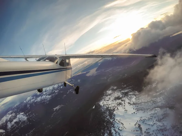 Malé Letadlo Letící Nad Kanadské Horské Krajiny Během Zářivé Slunce — Stock fotografie