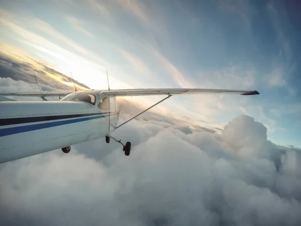 Pequeno Avião Voando Sobre Paisagem Montanhosa Canadense Durante Pôr Sol — Fotografia de Stock