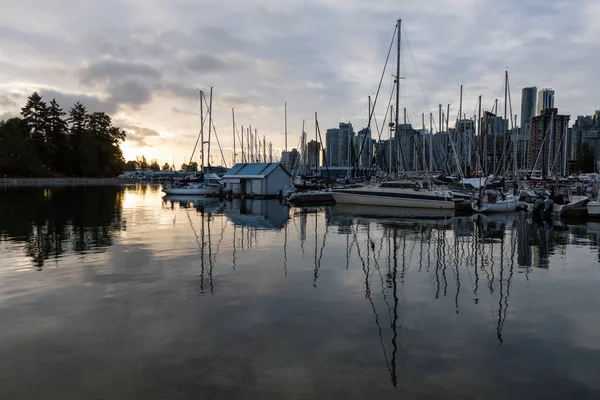 Segelboote Einem Yachthafen Während Eines Lebhaften Sonnenaufgangs Aufgenommen Stanley Park — Stockfoto