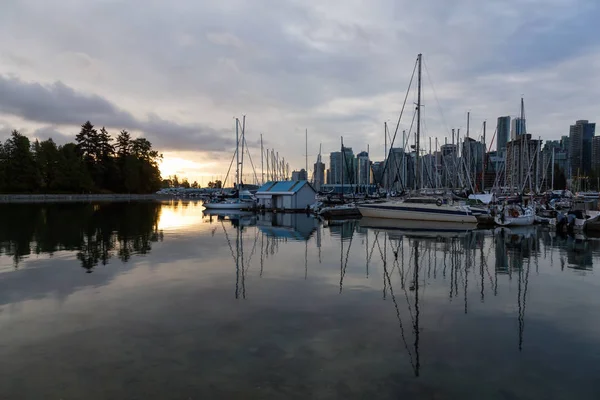 Zeilboten Een Jachthaven Tijdens Een Levendige Sunrise Genomen Stanley Park — Stockfoto