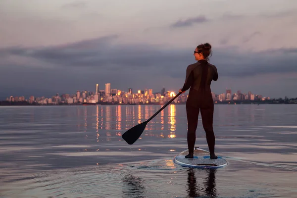 Äventyrlig Flicka Ombord Paddel Paddeling Havet Med Downtown City Bakgrunden — Stockfoto