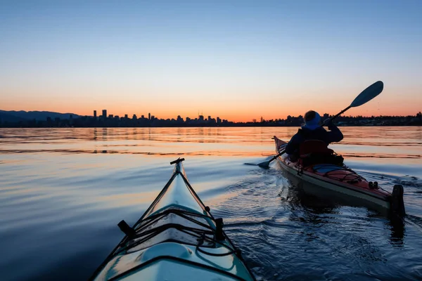 Aventura Chica Mar Kayak Durante Vibrante Amanecer Invierno Con City — Foto de Stock