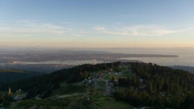 Bir canlı ve renkli yaz günbatımı Timelapse. Grouse Mountain, North Vancouver, British Columbia, Kanada üst kısmında alınan.