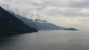 Timelapse Horseshoe Bay Howe ses bulutlarda kaplı. Alınan Kuzey Vancouver, British Columbia, Kanada, bir canlı yaz günü sırasında.