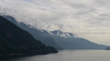 Timelapse Horseshoe Bay Howe ses bulutlarda kaplı. Alınan Kuzey Vancouver, British Columbia, Kanada, bir canlı yaz günü sırasında.