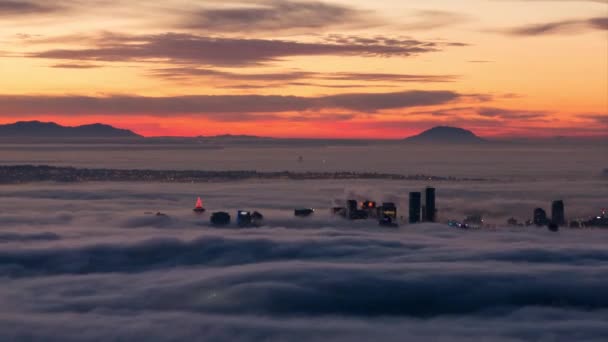 街の時間経過の映像は 活気に満ちたカラフルな日の出中に霧の厚い層で覆われて バンクーバー ブリティッシュ コロンビア州 カナダでの撮影 — ストック動画