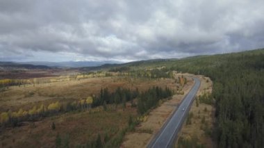 Hava 4 k dron görüntüleri manzara manzaralı bir yoldan bir sonbahar mevsiminde kırlarda ile Kanadalı bir manzara. Alınan iç British Columbia, Kanada.