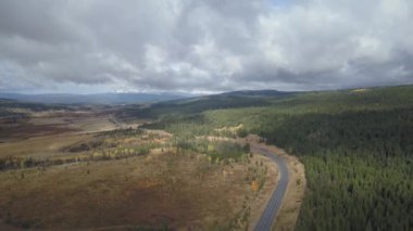 Hava 4 k dron görüntüleri manzara manzaralı bir yoldan bir sonbahar mevsiminde kırlarda ile Kanadalı bir manzara. Alınan iç British Columbia, Kanada.