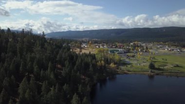Hava 4k görüntüleri küçük güzel bir kasaba, Logan Gölü, bir canlı sırasında güneşli sonbahar gün robot. British Columbia, Kanada iç çekilmiş.