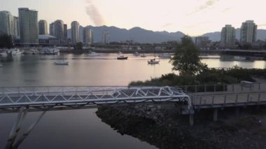 Hava güzel görünümünü False Creek, Downtown Vancouver, British Columbia, Kanada yaya köprüsü. Canlı yaz gün doğumu sırasında alınan.