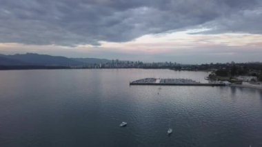 Bir canlı ve renkli yaz gün batımı sırasında güzel havadan görünümü Jericho Beach. Vancouver, British Columbia, Kanada alınan.