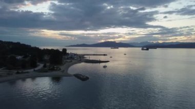 Bir canlı ve renkli yaz gün batımı sırasında güzel havadan görünümü Jericho Beach. Vancouver, British Columbia, Kanada alınan.