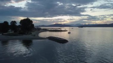 Bir canlı ve renkli yaz gün batımı sırasında güzel havadan görünümü Jericho Beach. Vancouver, British Columbia, Kanada alınan.