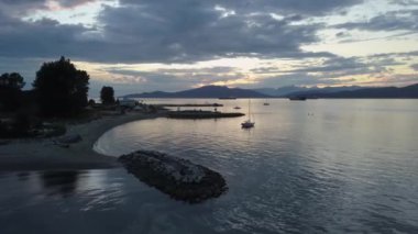 Bir canlı ve renkli yaz gün batımı sırasında güzel havadan görünümü Jericho Beach. Vancouver, British Columbia, Kanada alınan.