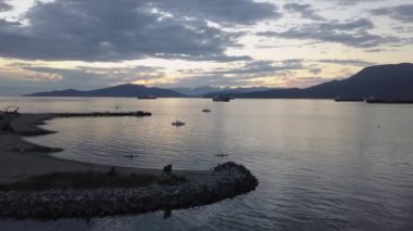 Bir canlı ve renkli yaz gün batımı sırasında güzel havadan görünümü Jericho Beach. Vancouver, British Columbia, Kanada alınan.