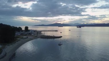 Bir canlı ve renkli yaz gün batımı sırasında güzel havadan görünümü Jericho Beach. Vancouver, British Columbia, Kanada alınan.
