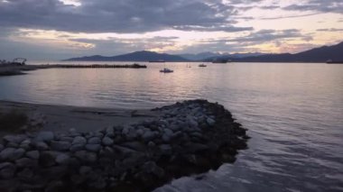Bir canlı ve renkli yaz gün batımı sırasında güzel havadan görünümü Jericho Beach. Vancouver, British Columbia, Kanada alınan.