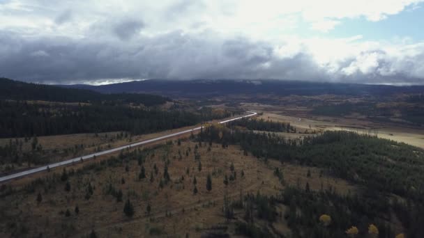 Hava Dron Görüntüleri Manzara Manzaralı Bir Yoldan Bir Sonbahar Mevsiminde — Stok video