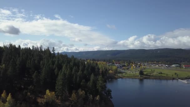 の空中ドローン映像の小さな美しい町 ローガン湖中に活気のある日当たりの良い秋の日 ブリティッシュ コロンビア州 カナダのインテリアは — ストック動画