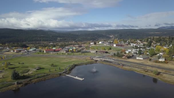 Légi Drone Felvételeket Egy Gyönyörű Kisváros Logan Alatt Élénk Napsütéses — Stock videók