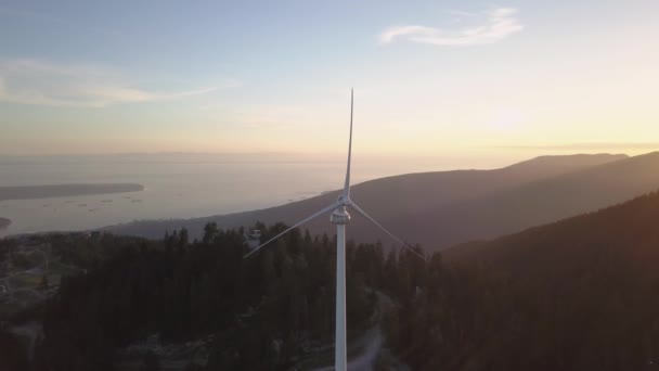 Luftaufnahme Der Windkraftanlage Während Eines Lebendigen Und Farbenfrohen Sommersonnenuntergangs Aufgenommen — Stockvideo