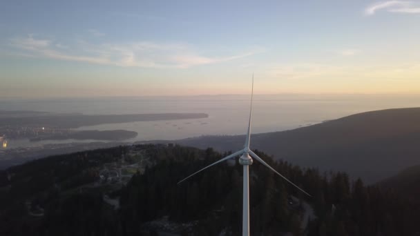 Flygfoto Över Vindkraftverk Livfull Och Färgstark Sommar Solnedgång Tagit Toppen — Stockvideo