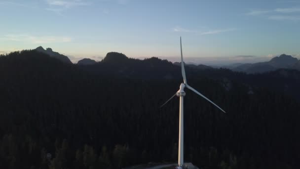 Luchtfoto Van Windturbine Tijdens Een Levendige Kleurrijke Zomer Zonsondergang Genomen — Stockvideo