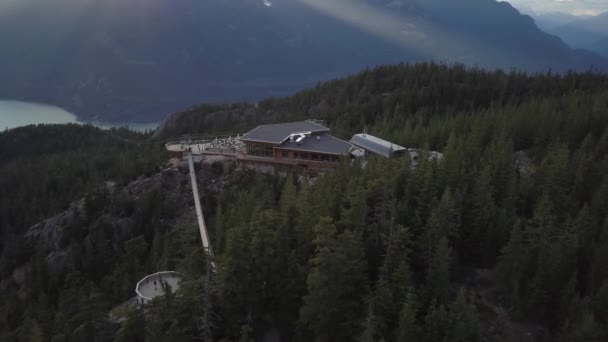 在山顶上的缆车和吊桥的鸟瞰图 Squamish 温哥华北部 不列颠哥伦比亚省 加拿大 在一个充满活力的夏季日落 — 图库视频影像
