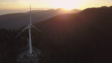 Rüzgar Türbini hava görünümünü bir canlı ve renkli yaz gün batımı sırasında. Northshore Vancouver, British Columbia, Kanada Orman Tavuğu dağın zirvesinde alınan.